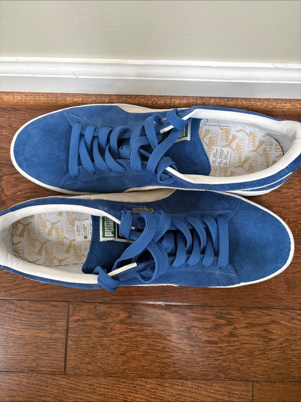 Puma Suede Low-Top Sneakers in Blue and White - Picture 2 of 4